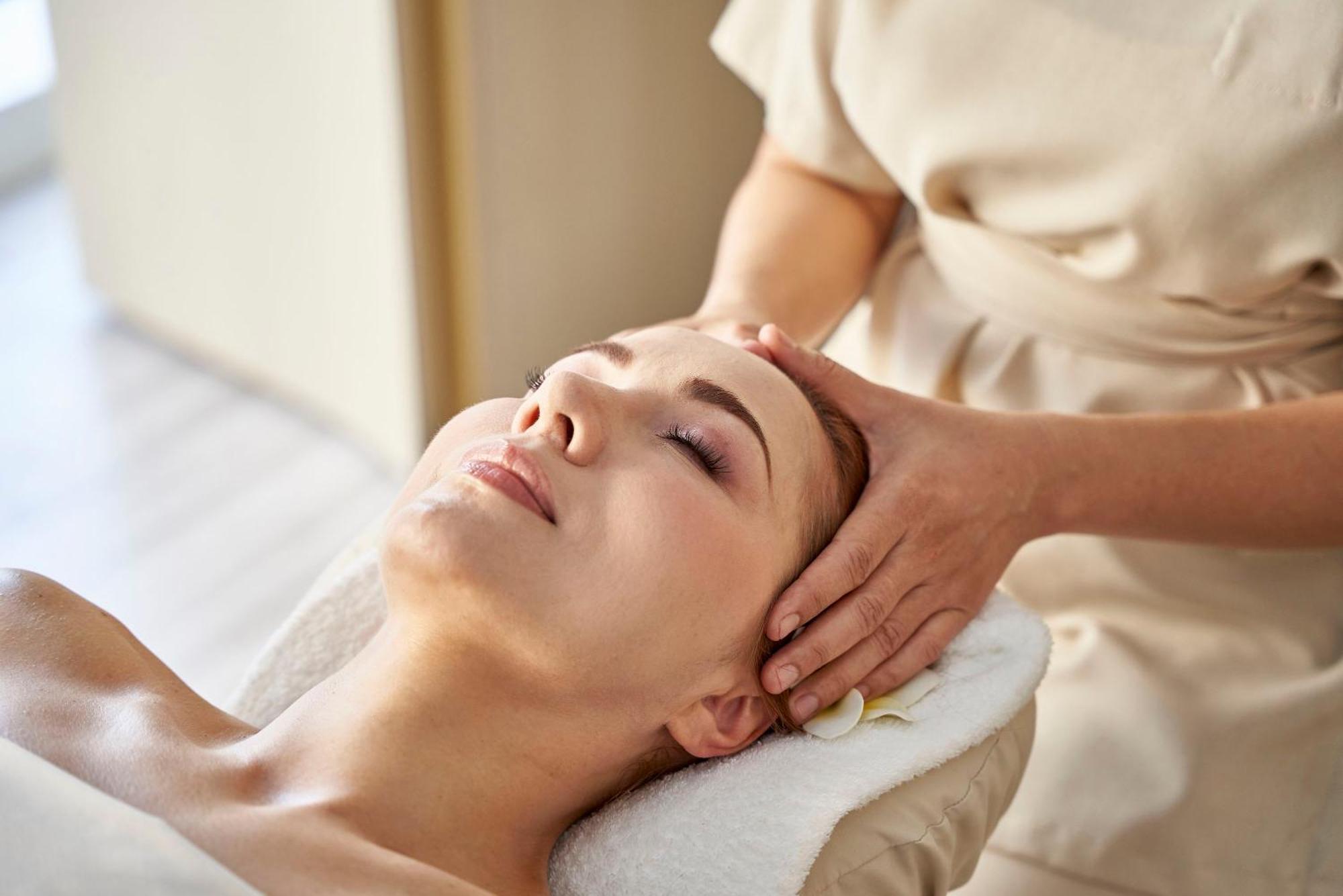 Centara Grand Hotel Osaka Exterior photo A woman receiving a head massage